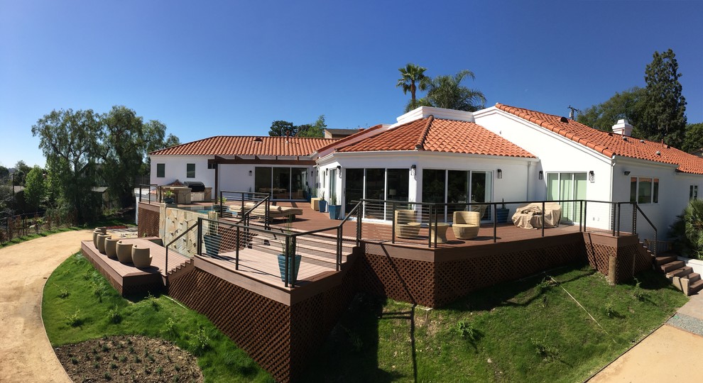 Foto di un'ampia terrazza moderna dietro casa con fontane e una pergola