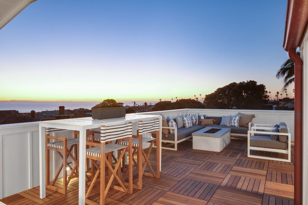Immagine di una terrazza stile marino con un focolare e nessuna copertura