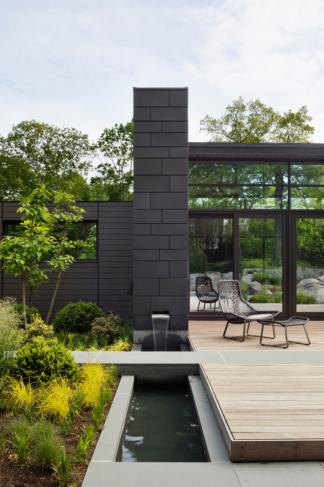 Идея дизайна: большая терраса на заднем дворе в стиле модернизм без защиты от солнца