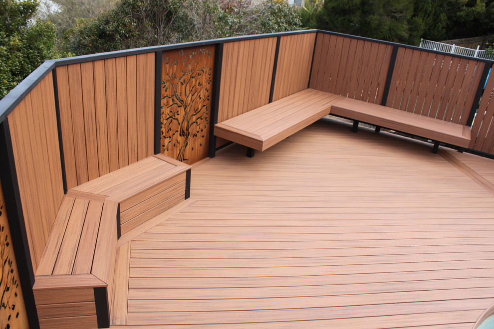 Große Skandinavische Terrasse hinter dem Haus mit Gartendusche in Melbourne