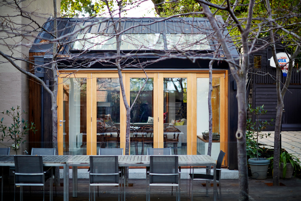 Kleine, Unbedeckte Moderne Terrasse hinter dem Haus in Melbourne