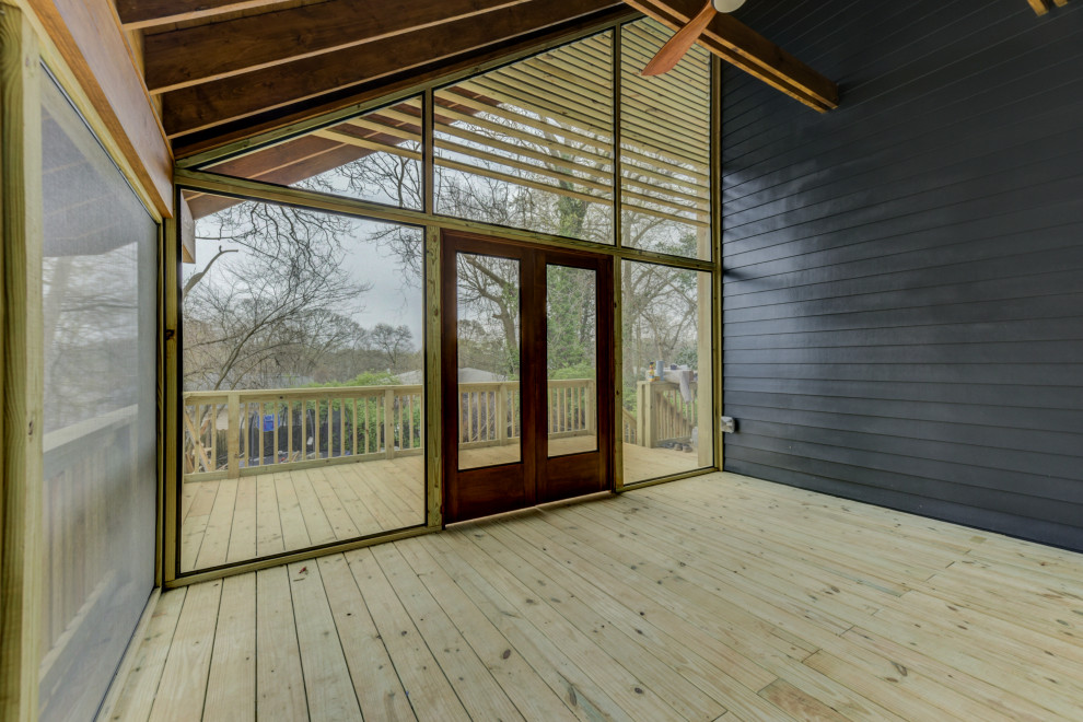 Idee per una grande privacy sulla terrazza minimalista dietro casa con un tetto a sbalzo