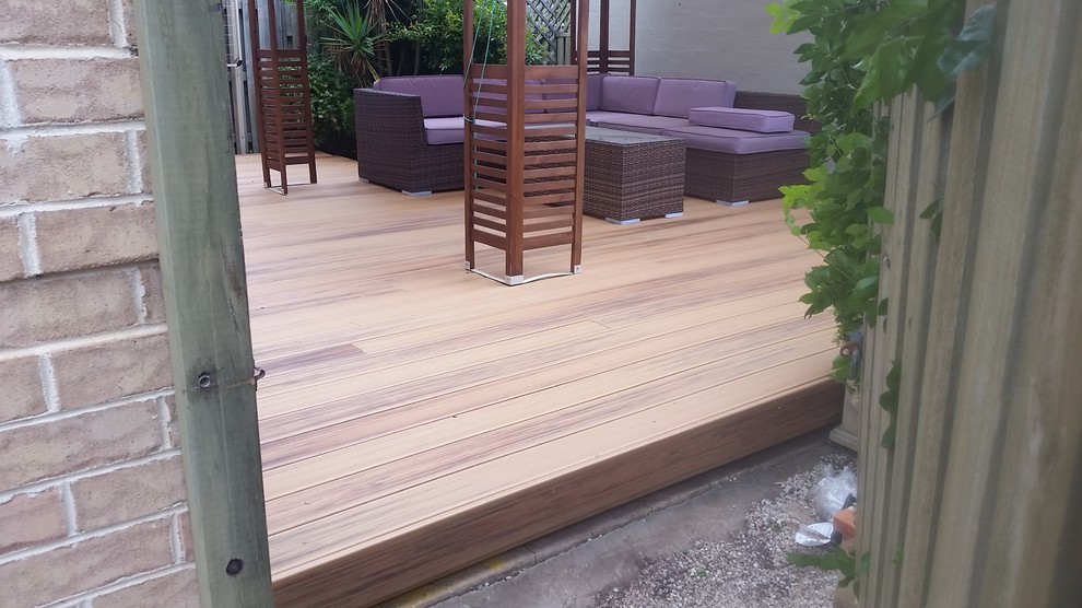 Deck - mid-sized modern side yard deck idea in Sydney