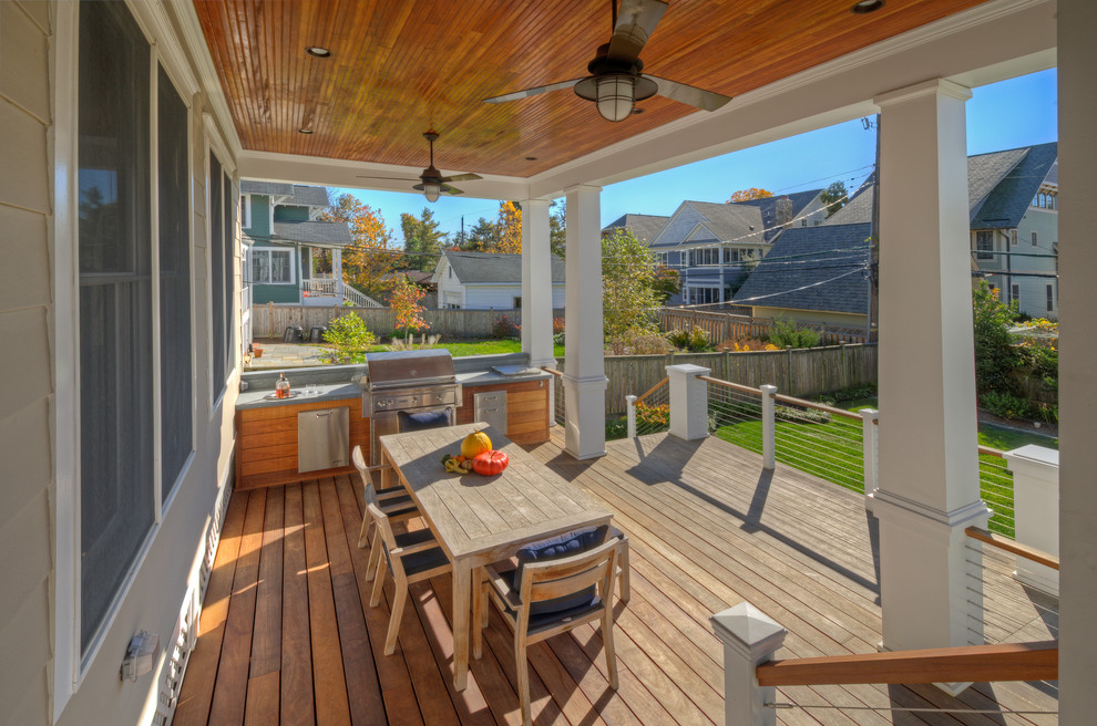 Imagen de terraza tradicional renovada de tamaño medio en patio trasero y anexo de casas con cocina exterior