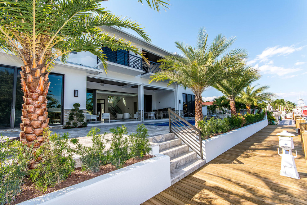 Mittelgroße, Unbedeckte Moderne Terrasse hinter dem Haus mit Wasserspiel in Miami
