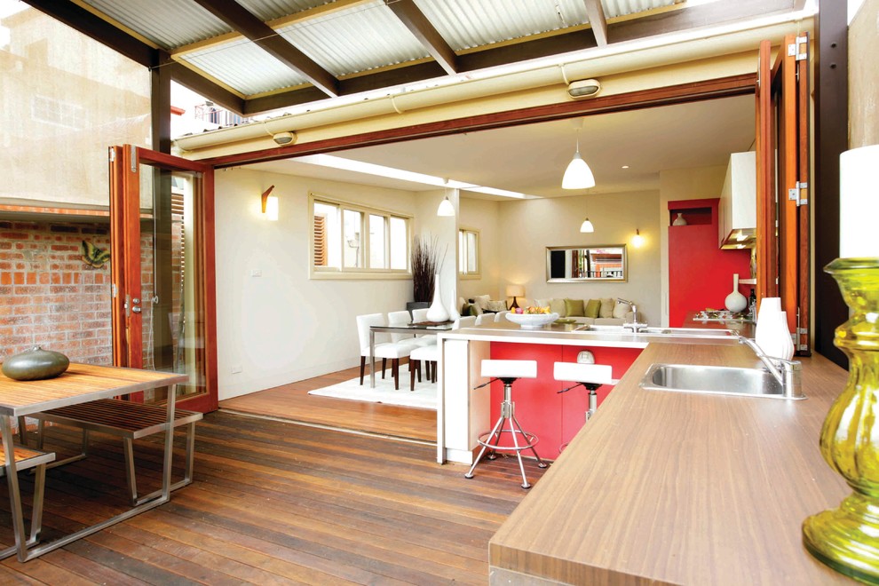 シドニーにあるコンテンポラリースタイルのおしゃれなウッドデッキ (アウトドアキッチン、張り出し屋根) の写真