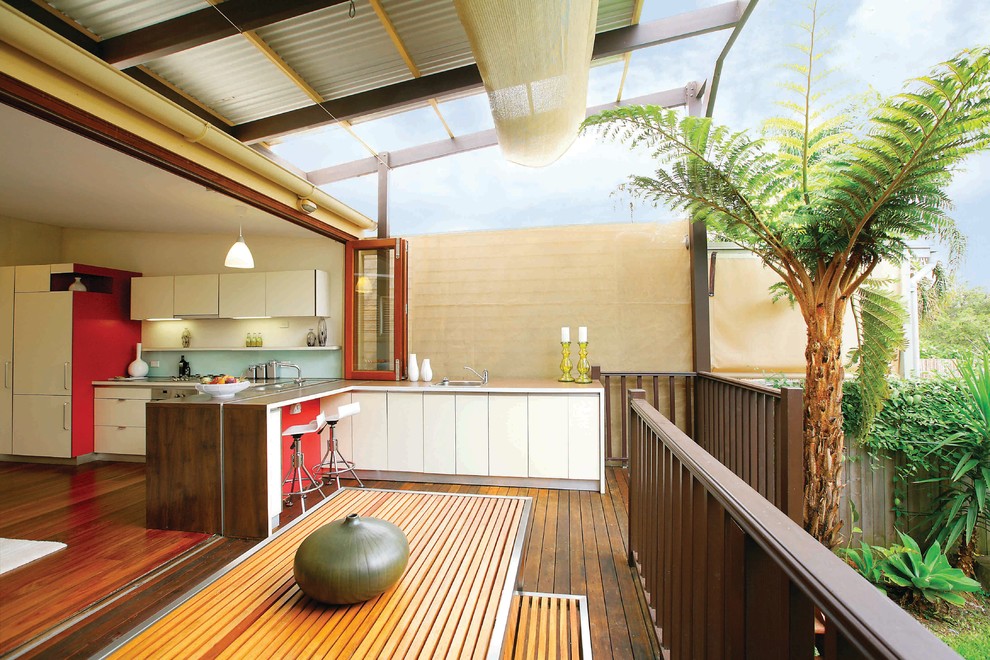 Cette photo montre une terrasse tendance avec une extension de toiture.