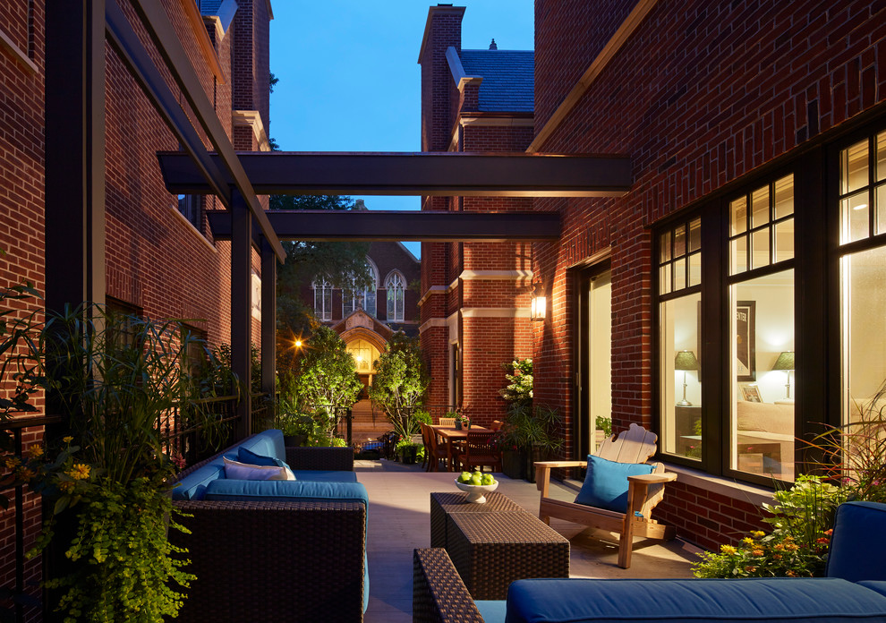 Diseño de terraza tradicional grande en patio lateral con pérgola