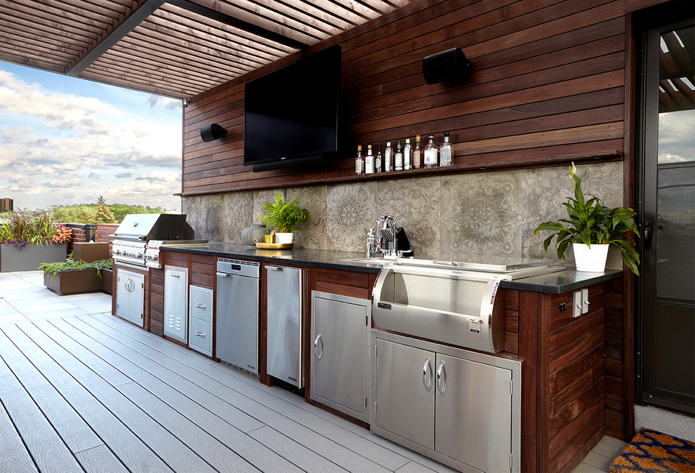 Exemple d'une terrasse tendance avec une cuisine d'été et une pergola.