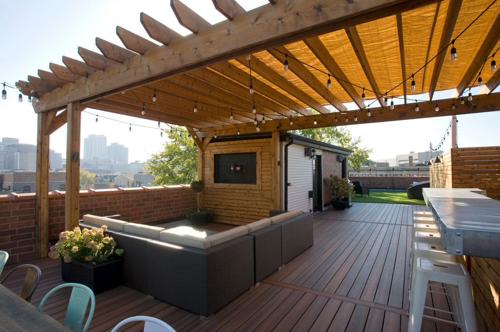 Aménagement d'une terrasse contemporaine avec une cuisine d'été et une pergola.