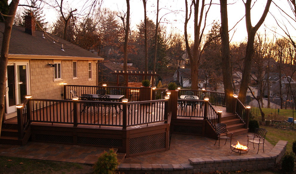 Foto de terraza clásica extra grande en patio trasero con cocina exterior y pérgola