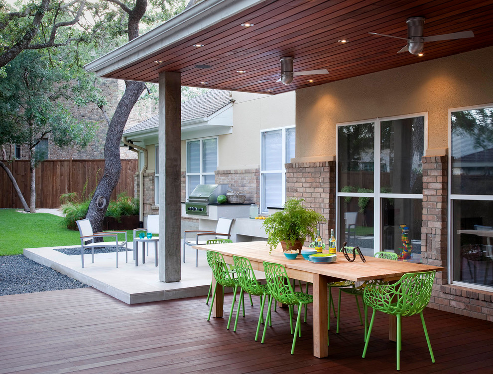 Diseño de terraza contemporánea de tamaño medio en anexo de casas y patio trasero con cocina exterior