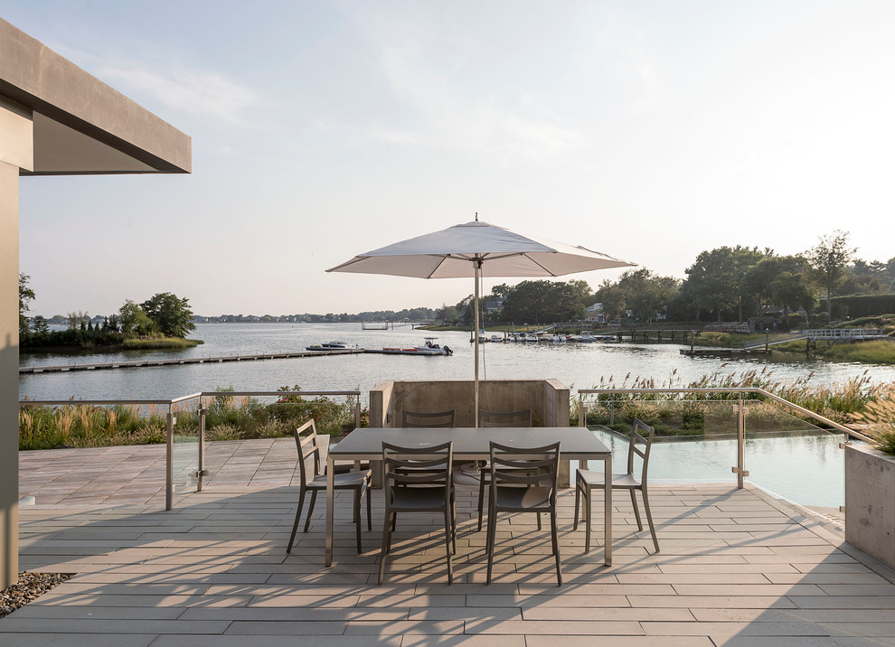 Unbedeckte Klassische Terrasse hinter dem Haus in New York