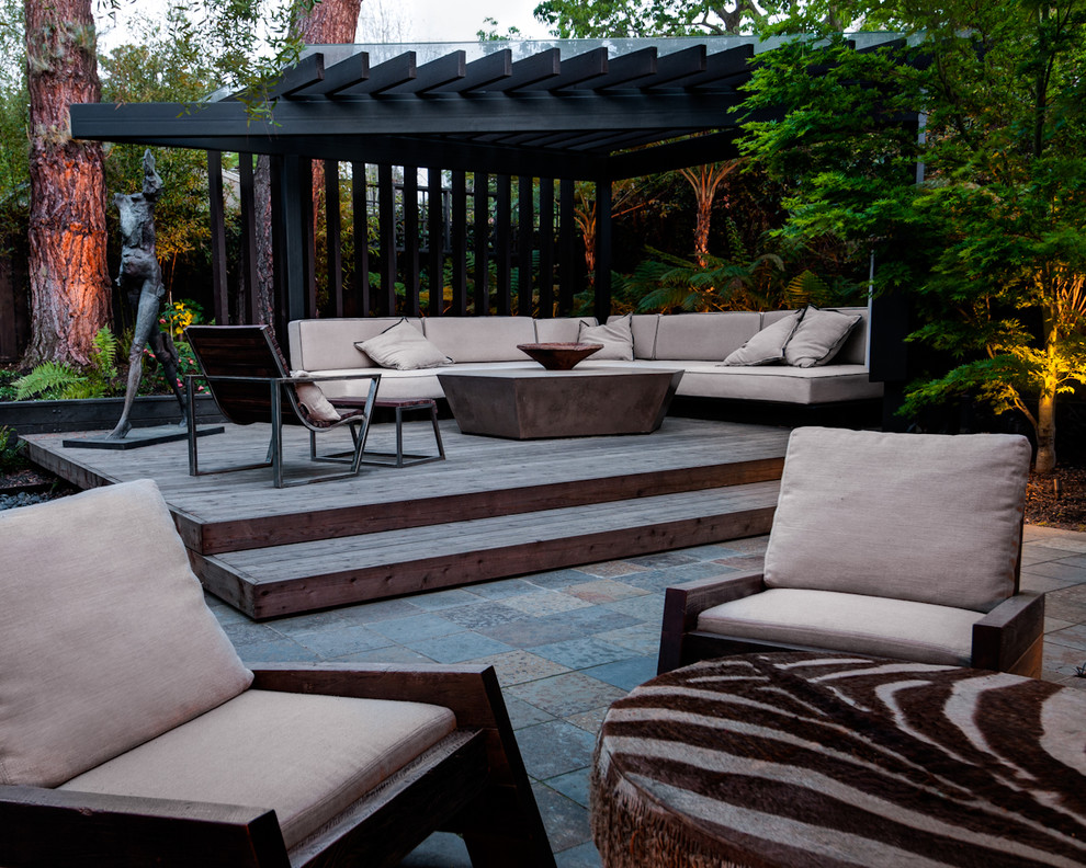 Exemple d'une terrasse tendance avec une pergola.