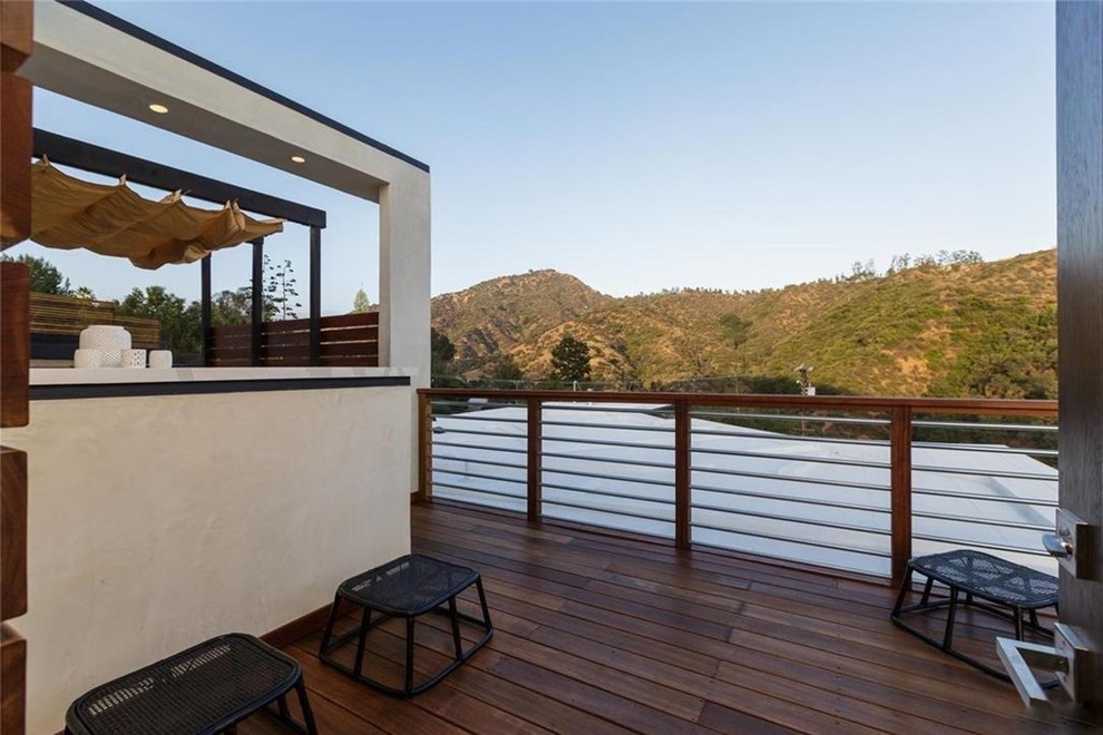 Idée de décoration pour un toit terrasse minimaliste de taille moyenne avec une pergola.