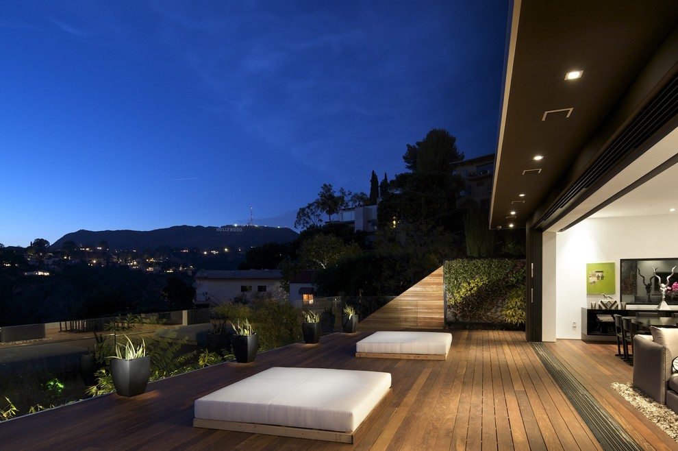 Imagen de terraza minimalista en patio trasero
