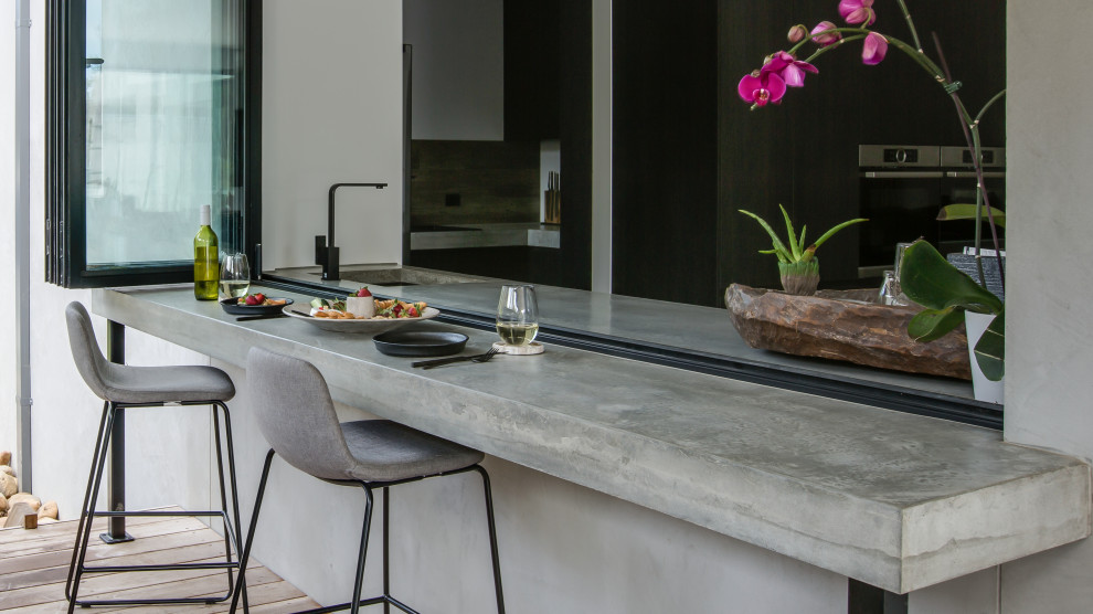 На фото: терраса на боковом дворе в стиле модернизм с летней кухней и навесом