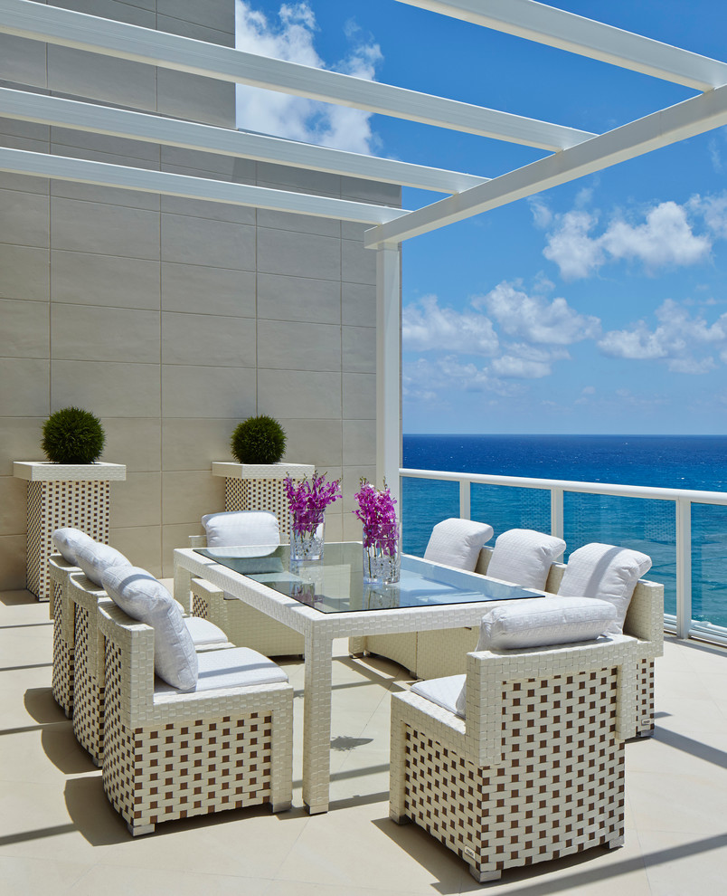 Imagen de terraza exótica con pérgola