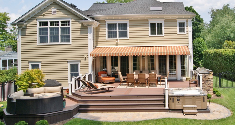 Cette photo montre une grande terrasse arrière tendance avec une cuisine d'été et un auvent.