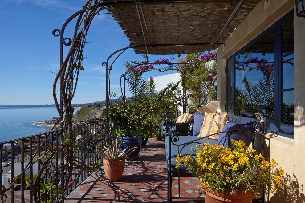 This is an example of a mediterranean terrace in Los Angeles.