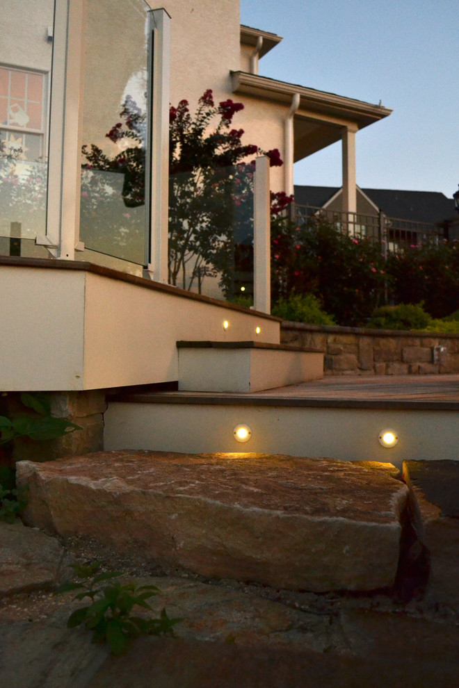 Idée de décoration pour une grande terrasse arrière minimaliste.