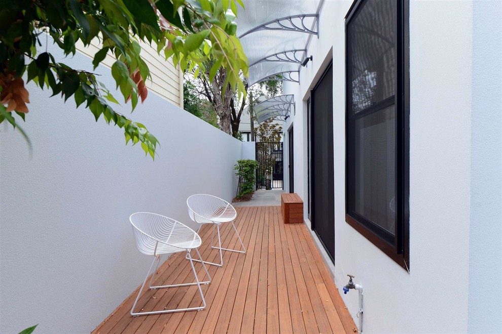 Esempio di una piccola terrazza design nel cortile laterale con una pergola