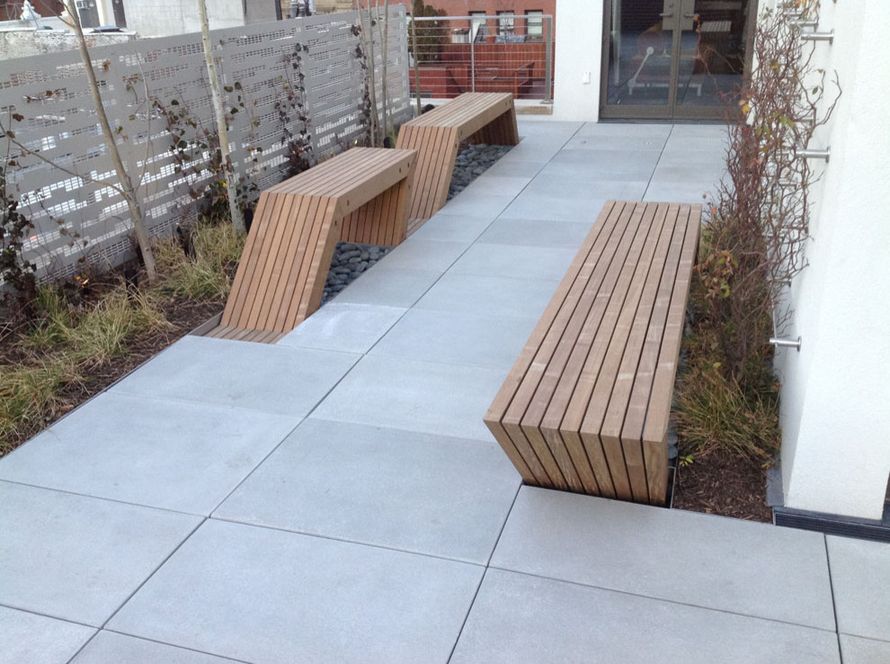 Example of a large trendy rooftop deck design in New York with no cover