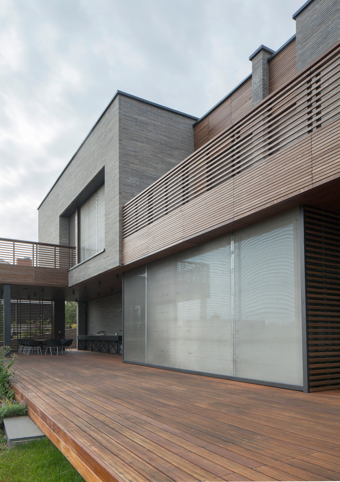 Ispirazione per una grande terrazza minimalista dietro casa con nessuna copertura