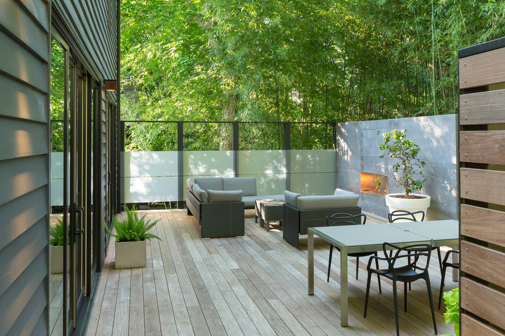 Idées déco pour une terrasse contemporaine avec aucune couverture et un foyer extérieur.