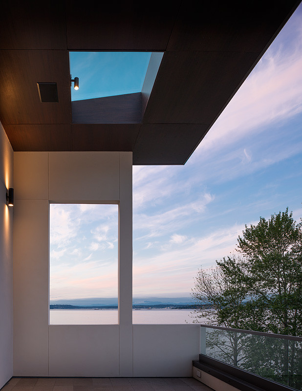 Inspiration för mellanstora moderna terrasser på baksidan av huset, med takförlängning