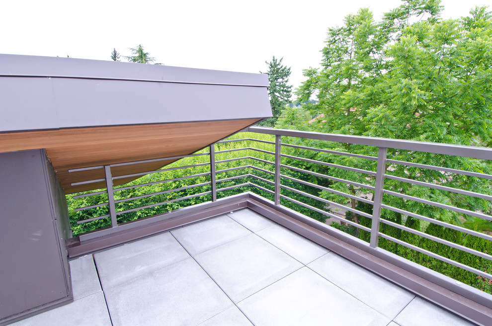 Photo of a large modern roof terrace in Seattle with no cover.