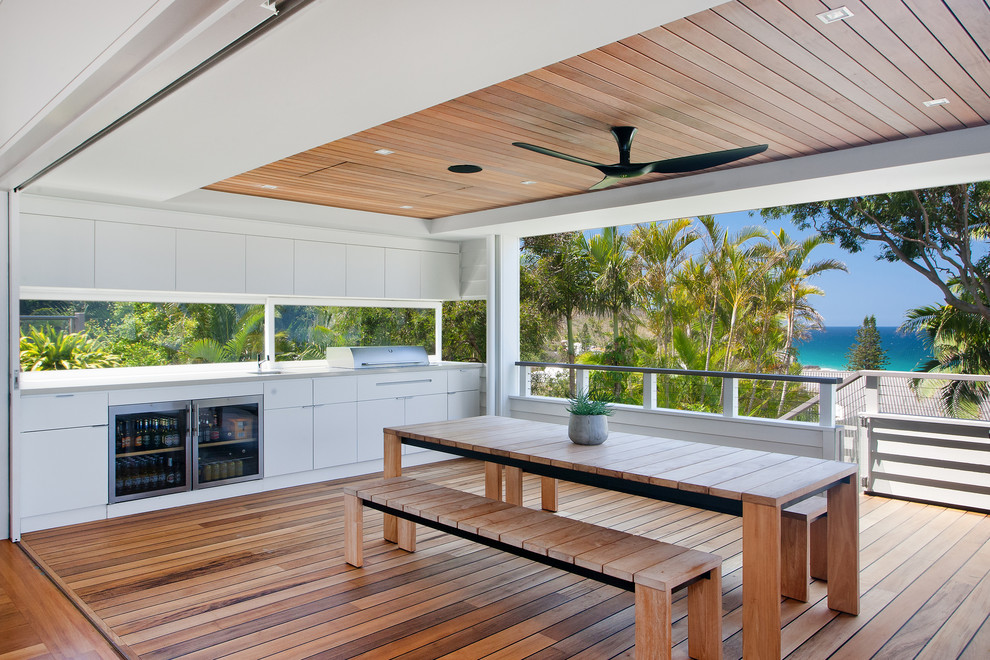 Свежая идея для дизайна: терраса на заднем дворе в современном стиле с летней кухней и навесом - отличное фото интерьера