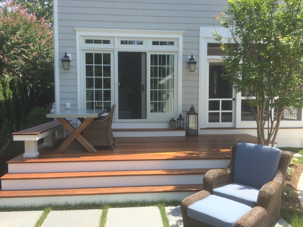 На фото: маленькая терраса на заднем дворе в классическом стиле без защиты от солнца для на участке и в саду с