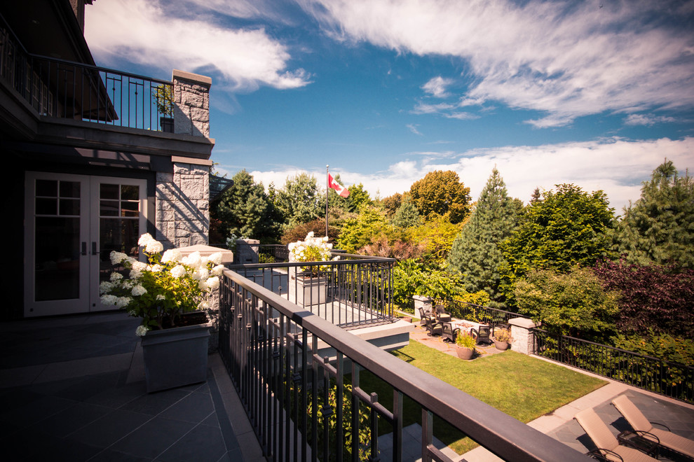 Große, Unbedeckte Klassische Terrasse hinter dem Haus in Vancouver