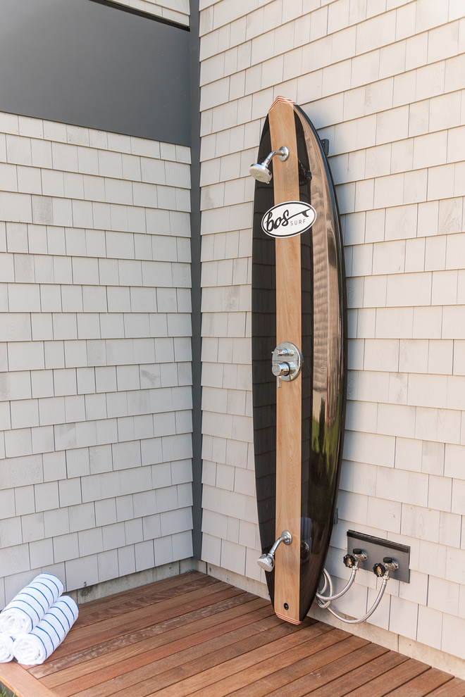 Свежая идея для дизайна: душ на террасе в морском стиле - отличное фото интерьера
