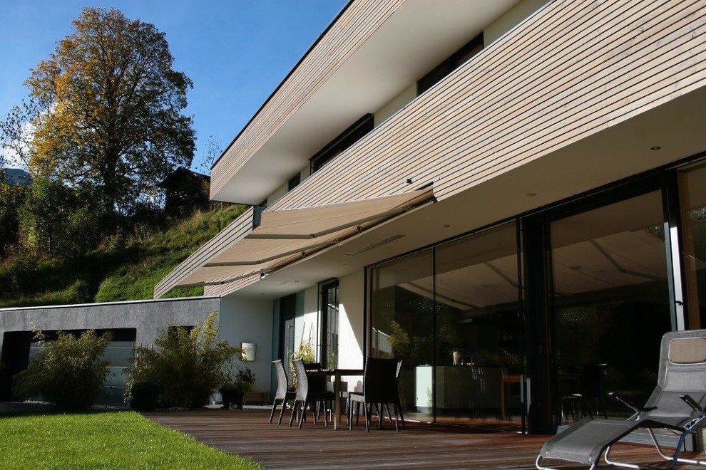 Foto di una terrazza contemporanea di medie dimensioni e dietro casa con un parasole