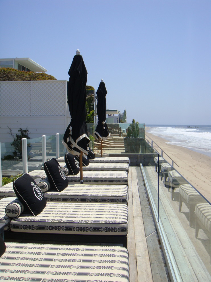 Пример оригинального дизайна: терраса на заднем дворе в морском стиле без защиты от солнца