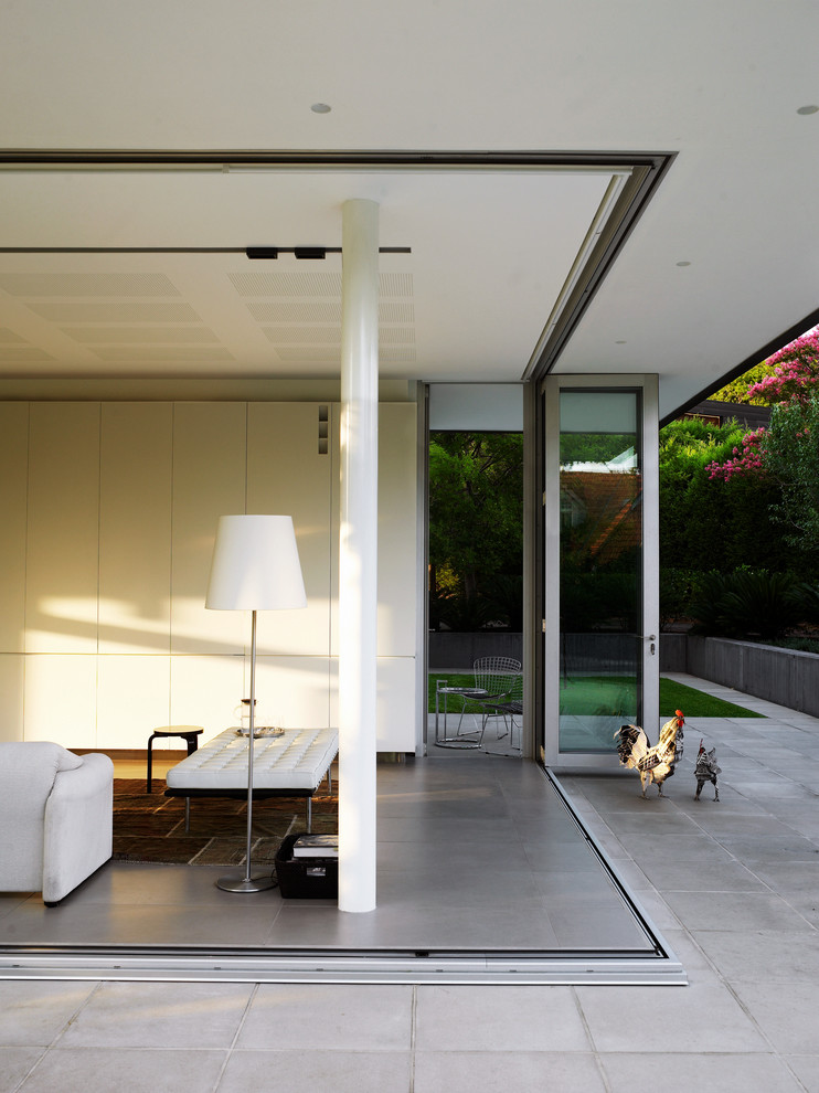 Идея дизайна: терраса на боковом дворе в стиле модернизм с навесом