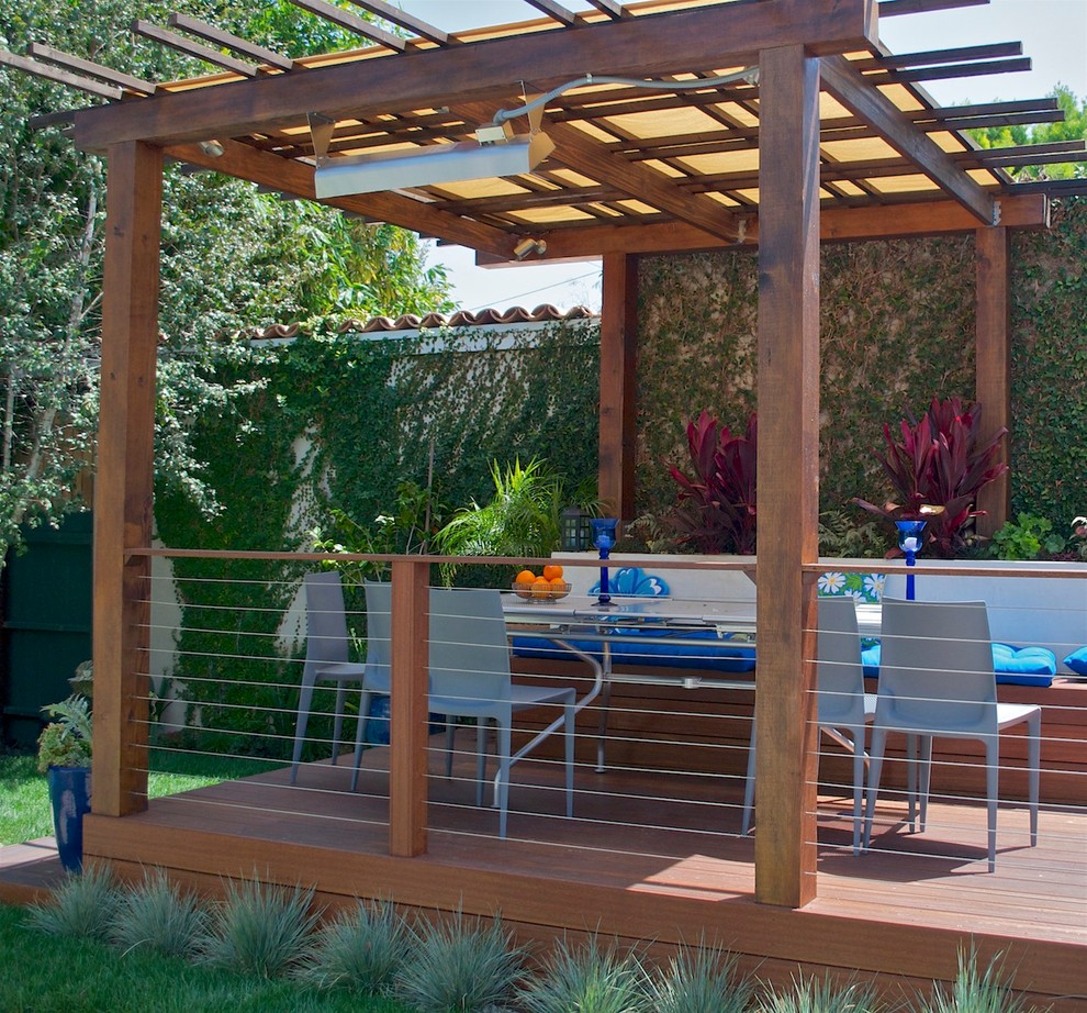 Mittelgroße, Unbedeckte Moderne Terrasse hinter dem Haus mit Outdoor-Küche in Los Angeles