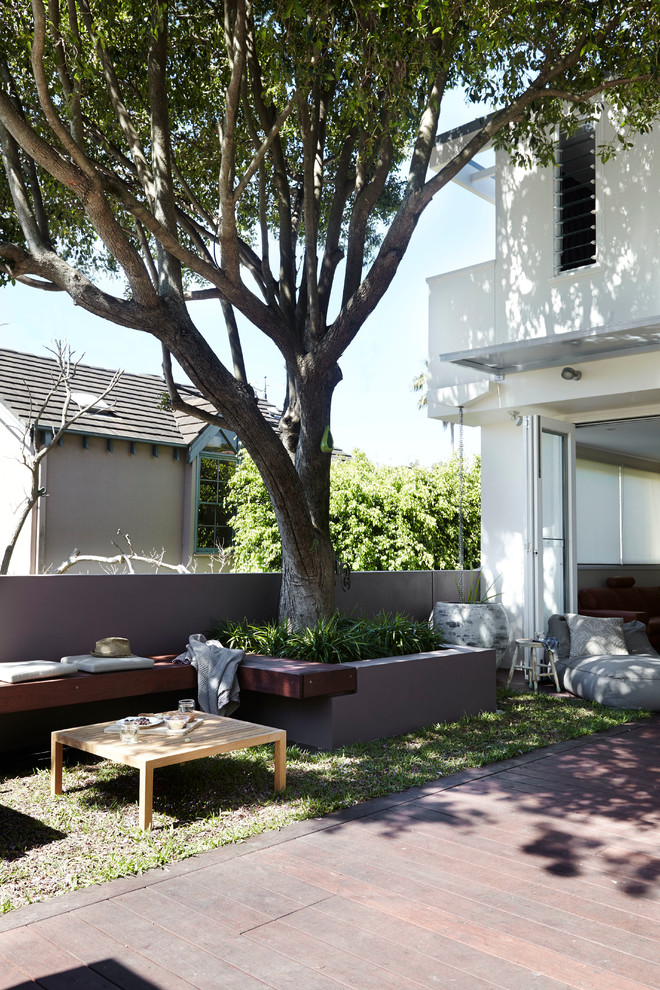 Свежая идея для дизайна: терраса среднего размера на заднем дворе в стиле модернизм с летней кухней и козырьком - отличное фото интерьера
