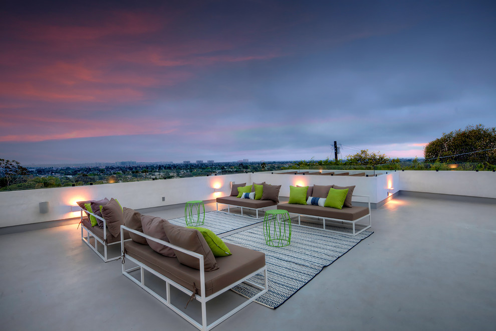 Example of a huge minimalist rooftop deck design in Los Angeles with no cover