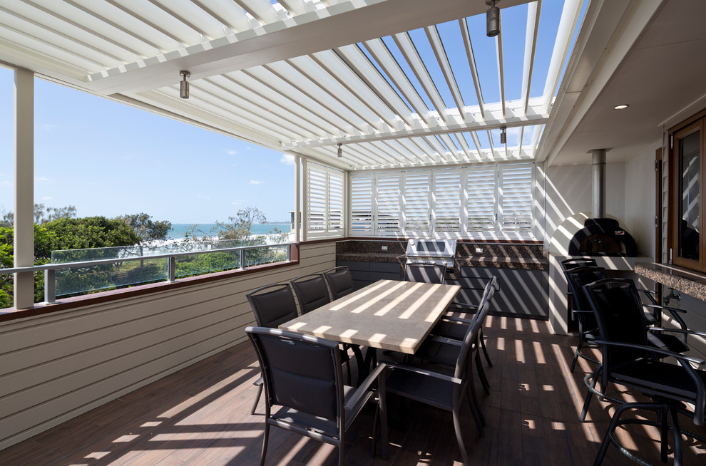 Idée de décoration pour un toit terrasse marin de taille moyenne avec une cuisine d'été et un auvent.