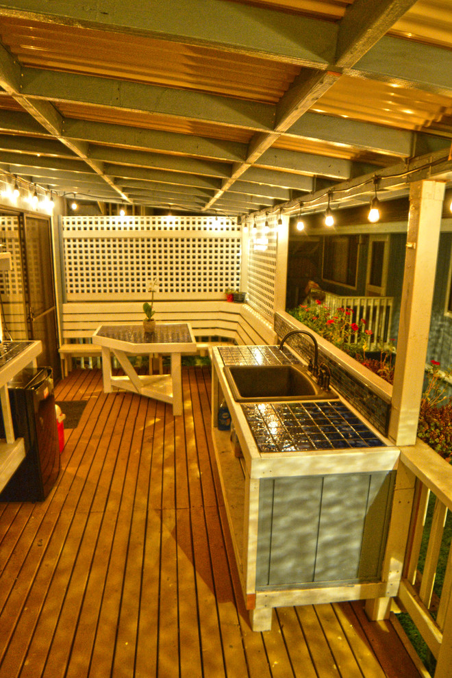 Пример оригинального дизайна: маленькая терраса на заднем дворе в морском стиле с летней кухней и навесом для на участке и в саду