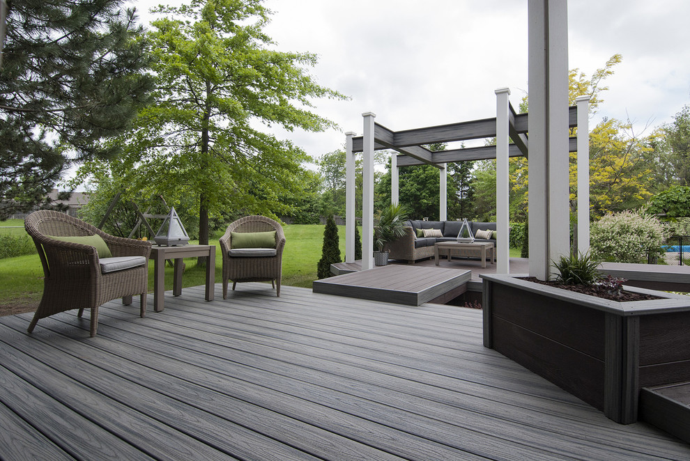 Idée de décoration pour une terrasse arrière design de taille moyenne avec une cuisine d'été et une pergola.