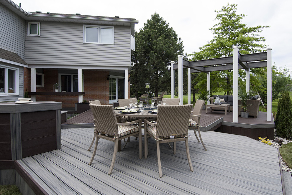 Immagine di una terrazza design di medie dimensioni e dietro casa con una pergola