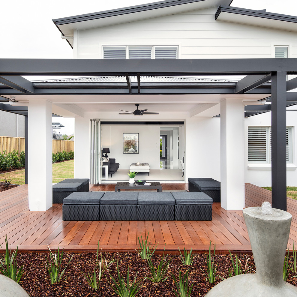 Idée de décoration pour une terrasse design avec une extension de toiture.