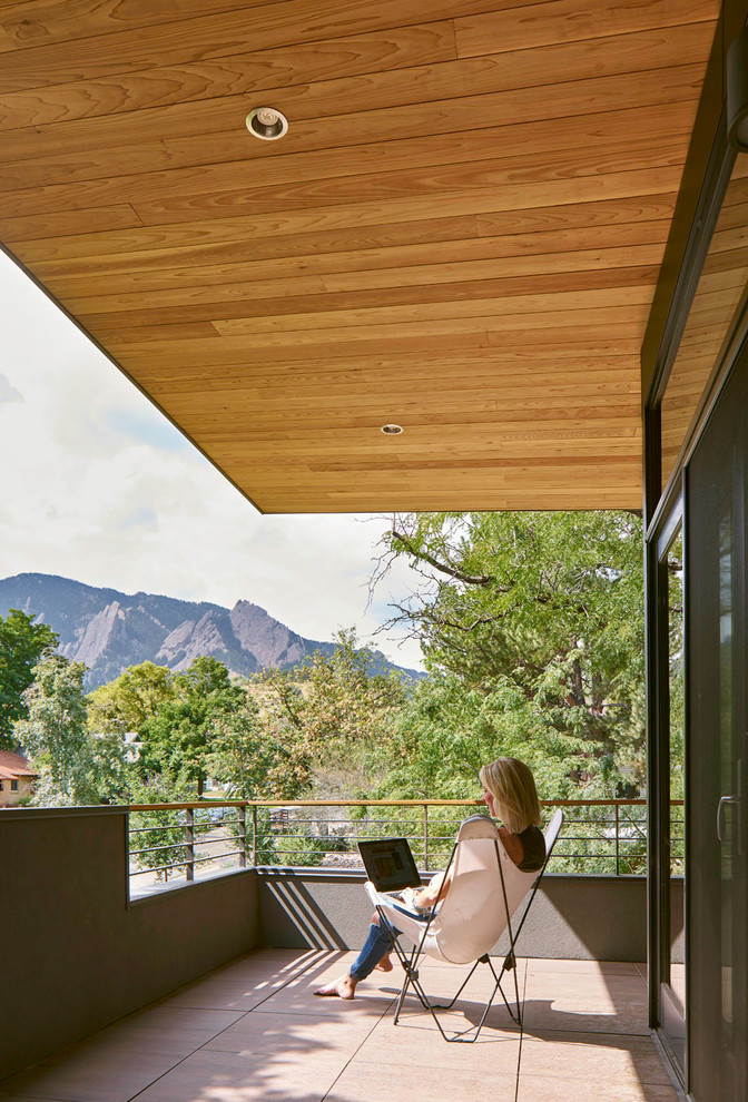 Idee per una terrazza minimalista di medie dimensioni e sul tetto con un tetto a sbalzo