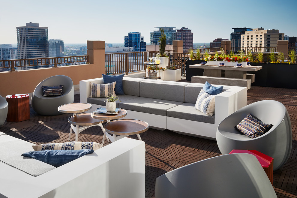 Example of a large urban rooftop deck design in Chicago