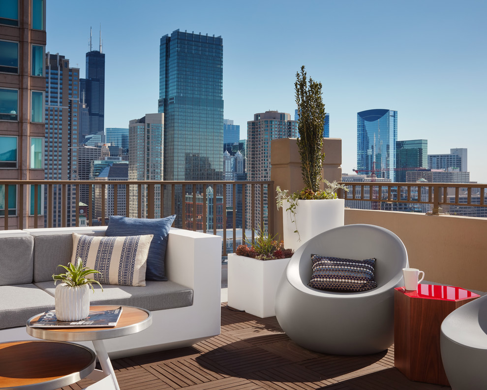 Inspiration for a large industrial rooftop deck remodel in Chicago