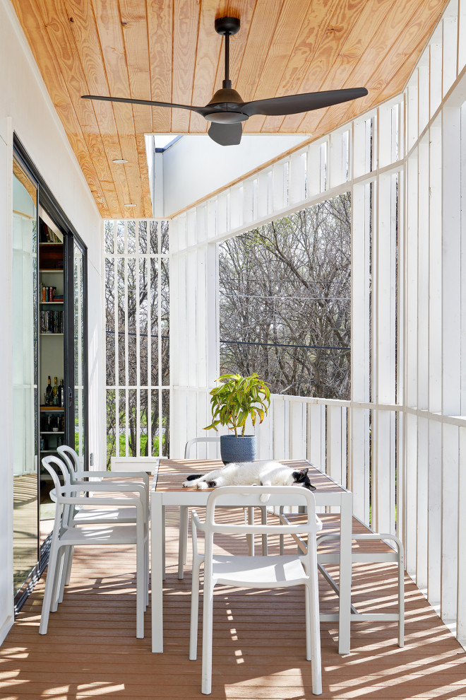 Idee per una piccola terrazza minimalista nel cortile laterale con un tetto a sbalzo